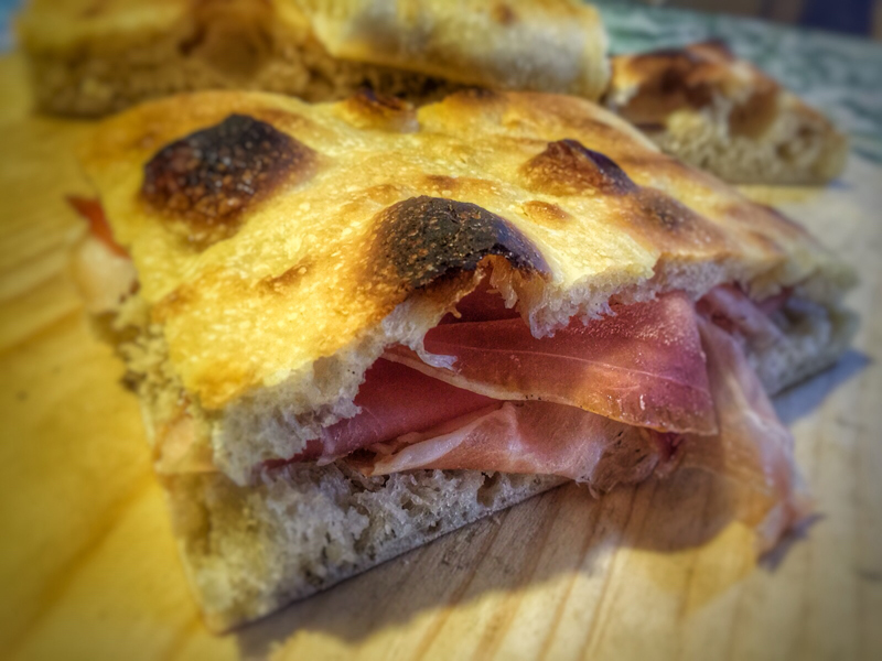 Focaccia salata e prosciutto